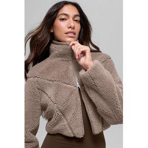 Alo Yoga Sherpa Cropped Slope Side Jacket - Chai Latte in Kuwait