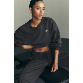 Alo Yoga Cropped Accolade Crewneck - Anthracite in Kuwait