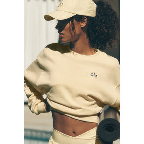 Alo Yoga Cropped Accolade Crewneck - أصفر على شكل ضوء الشموع in Kuwait