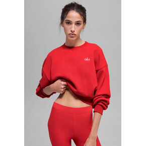 Alo Yoga Cropped Accolade Crewneck - أحمر ساطع in Kuwait