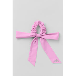 Alo Yoga Love Knots Tie Scrunchie - Candy Heart Pink - Candy Heart Pink / One Size in Kuwait