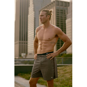 Alo Yoga 7" High Tide Board Short - Olive Tree in Kuwait