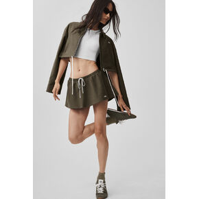 تنورة Alo Yoga منخفضة الارتفاع المفضلة لدى المعجبين - شجرة الزيتون in Kuwait