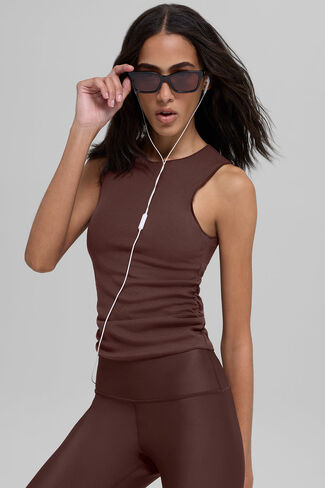 Alo Yoga Ribbed En Pointe Tank - Brownstone in Saudi Arabia