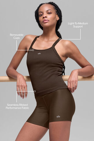 حمالة صدر Alo Yoga بدون خياطة مضلعة مفضلة بطول كامل - إسبرسو in Kuwait
