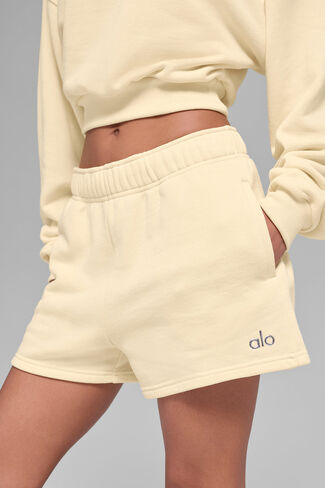 Alo Yoga Accolade Short - Candlelight Yellow in Saudi Arabia