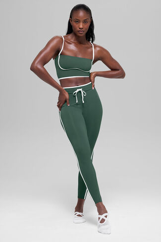 حمالة صدر مبسطة من Alo Yoga Airbrush - أخضر البرسيم/الأبيض in Kuwait