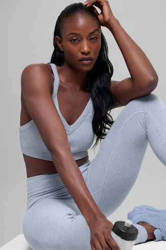 حمالة صدر Alo Yoga بدون خياطة مضلعة بلونين - شتاء فروست هيذر in Kuwait