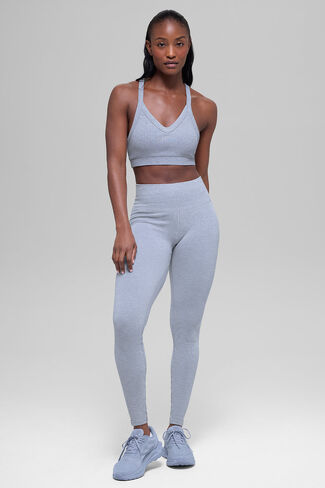 حمالة صدر Alo Yoga بدون خياطة مضلعة بلونين - شتاء فروست هيذر in Kuwait