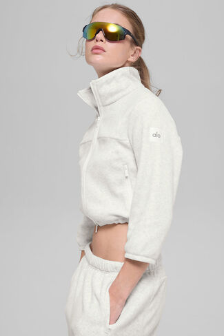 جاكيت قصير من Alo Yoga Polar Fleece Retreat - أبيض رمادي منقط in Kuwait