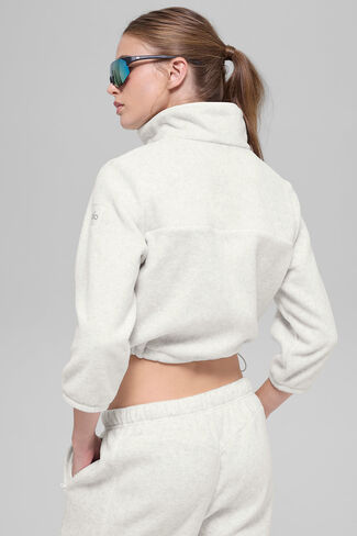 جاكيت قصير من Alo Yoga Polar Fleece Retreat - أبيض رمادي منقط in Kuwait