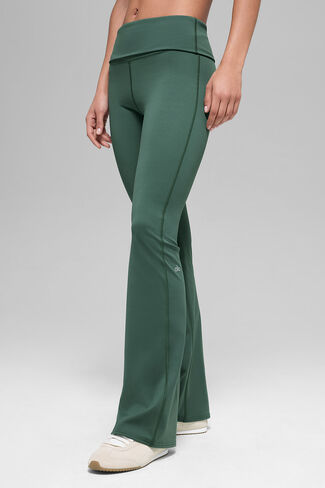 Alo Yoga ALO Softculpt 7/8 Foldover Flare Legging - البرسيم الأخضر in Kuwait