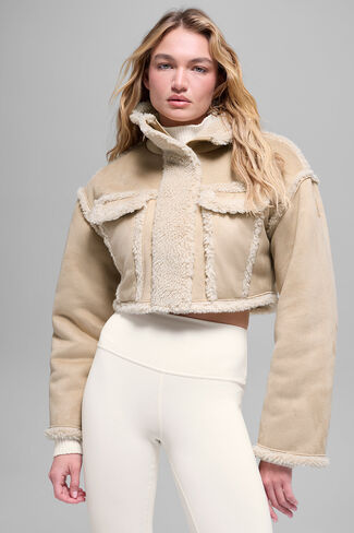 سترة Alo Yoga Faux Shearling Snowfall القصيرة - لون Woodland Tan in Saudi Arabia