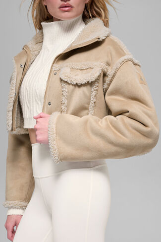 سترة Alo Yoga Faux Shearling Snowfall القصيرة - لون Woodland Tan in Saudi Arabia
