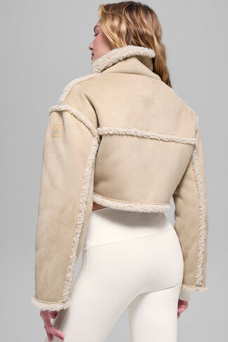 سترة Alo Yoga Faux Shearling Snowfall القصيرة - لون Woodland Tan in Saudi Arabia