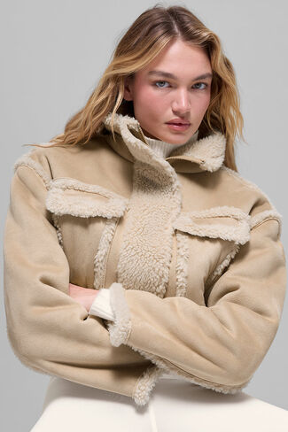 سترة Alo Yoga Faux Shearling Snowfall القصيرة - لون Woodland Tan in Saudi Arabia