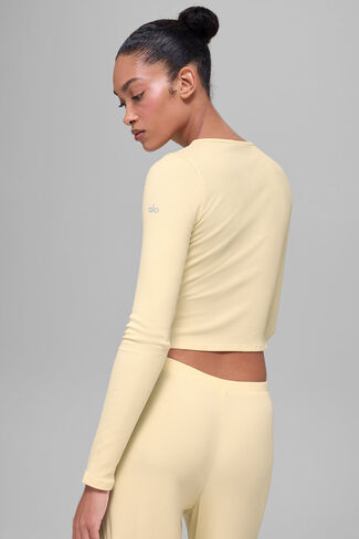 Alo Yoga Dreamlight Long Sleeve Top - Candlelight Yellow in Saudi Arabia