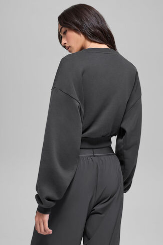 Alo Yoga Cropped Accolade Crewneck - Anthracite in Kuwait