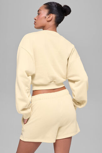 Alo Yoga Cropped Accolade Crewneck - أصفر على شكل ضوء الشموع in Kuwait