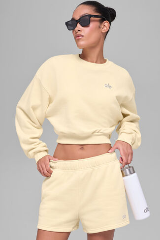 Alo Yoga Cropped Accolade Crewneck - أصفر على شكل ضوء الشموع in Kuwait