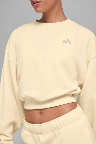 Alo Yoga Cropped Accolade Crewneck - أصفر على شكل ضوء الشموع in Kuwait
