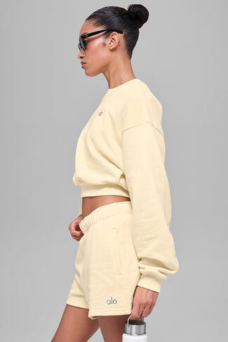 Alo Yoga Cropped Accolade Crewneck - أصفر على شكل ضوء الشموع in Kuwait