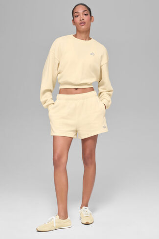 Alo Yoga Cropped Accolade Crewneck - أصفر على شكل ضوء الشموع in Kuwait