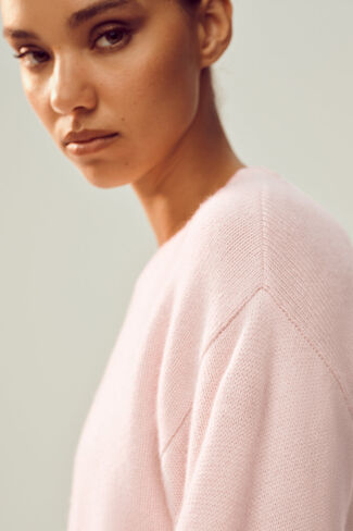 بلوفر Alo Yoga Cashmere Embrace - وردي بلوري in Kuwait