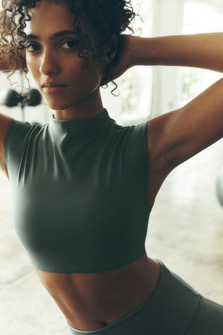 Alo Yoga ALO Softculpted بأكمام قصيرة - أخضر البرسيم in Saudi Arabia