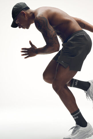 شورت الجري Alo Yoga 5 بوصات - أنثراسايت in Kuwait