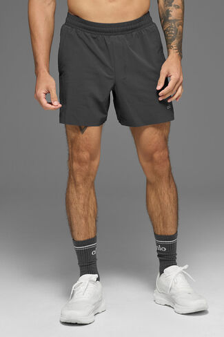 شورت الجري Alo Yoga 5 بوصات - أنثراسايت in Kuwait