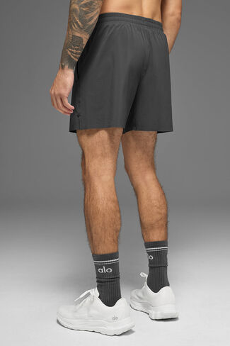 شورت الجري Alo Yoga 5 بوصات - أنثراسايت in Kuwait