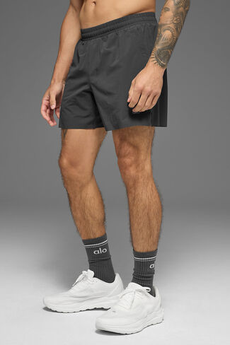شورت الجري Alo Yoga 5 بوصات - أنثراسايت in Kuwait