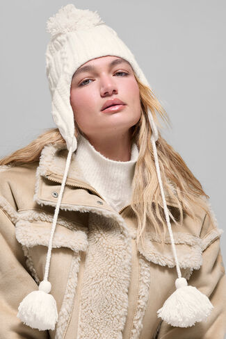قبعة Alo Yoga Cable Knit Winter Bliss Earflap - عاجي - عاجي / مقاس واحد in Kuwait