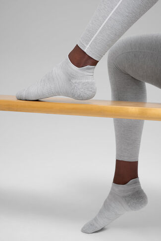 جورب أداء من Alo Yoga للجنسين - رمادي رياضي منقط in Kuwait