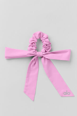 Alo Yoga Love Knots Tie Scrunchie - كاندي هارت بينك - كاندي هارت بينك / مقاس واحد in Kuwait
