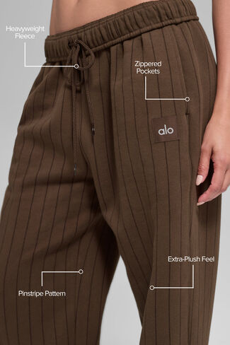 بنطلون رياضي Alo Yoga Pinstripe ذو ساق مستقيمة - Espresso Pinstripe in Kuwait