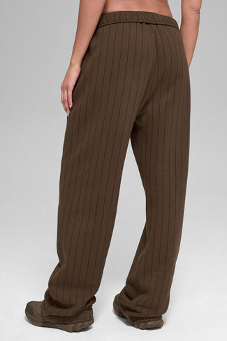 بنطلون رياضي Alo Yoga Pinstripe ذو ساق مستقيمة - Espresso Pinstripe in Kuwait