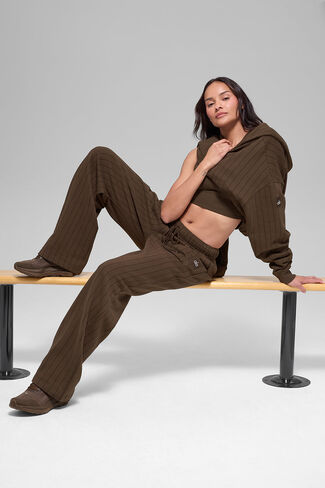 بنطلون رياضي Alo Yoga Pinstripe ذو ساق مستقيمة - Espresso Pinstripe in Kuwait