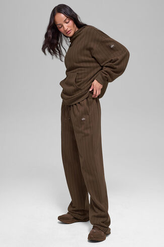 بنطلون رياضي Alo Yoga Pinstripe ذو ساق مستقيمة - Espresso Pinstripe in Kuwait