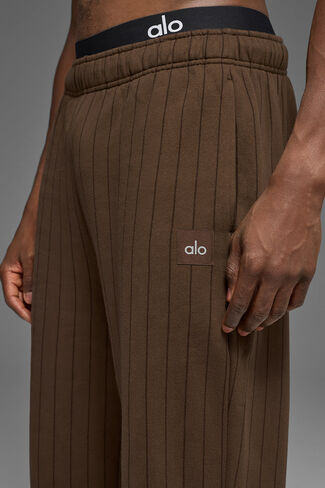 بنطلون رياضي Alo Yoga Pinstripe ذو ساق مستقيمة - Espresso Pinstripe in Kuwait