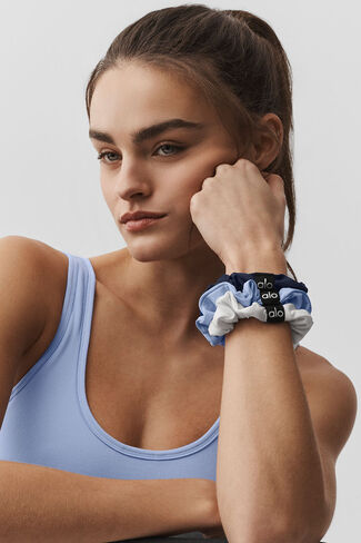 مجموعة Alo Yoga Fresh Mini Scrunchie من 3 قطع - أزرق بروفانس فاتح/كحلي/أبيض - أزرق بروفانس فاتح/كحلي/أبيض / مقاس واحد in Kuwait