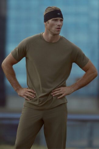 Alo Yoga ALO Vapor Crewneck كم قصير - شجرة الزيتون in Kuwait