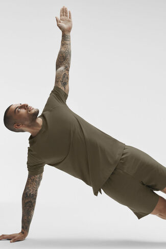 Alo Yoga ALO Vapor Crewneck كم قصير - شجرة الزيتون in Kuwait