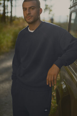 Alo Yoga Field سويت شيرت برقبة دائرية - كحلي in Kuwait