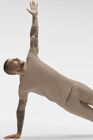 Alo Yoga Conquer Reform Crewneck Short Sleeve - Gravel in Kuwait