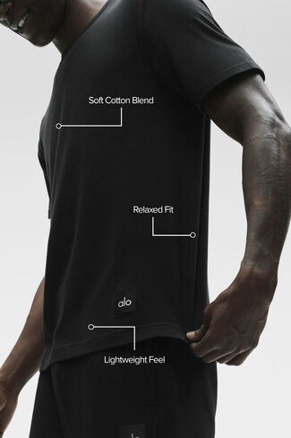 تيشيرت Alo Yoga Essential بأكمام قصيرة للشارع - أسود in Kuwait