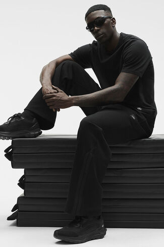 تيشيرت Alo Yoga Essential بأكمام قصيرة للشارع - أسود in Kuwait