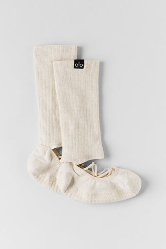 جورب نسائي من Alo Yoga Strappy Siren Grip - الشوفان المنقط in Kuwait