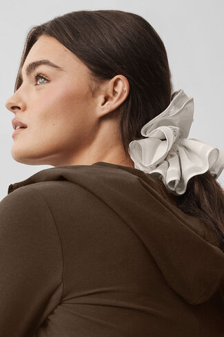 Alo Yoga Mesh Sweet Nothing Scrunchie كبيرة الحجم - عاجي - عاجي / مقاس واحد in Kuwait